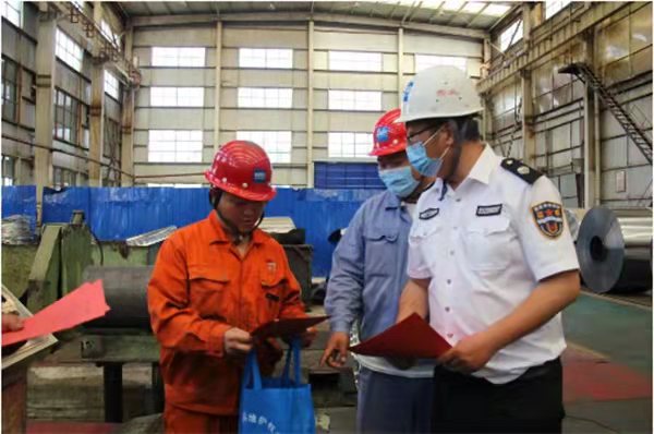 衡水市人社局開展普法宣傳進企業(yè)活動(圖1) 衡水市人社局開展普法宣傳進企業(yè)活動(圖1)